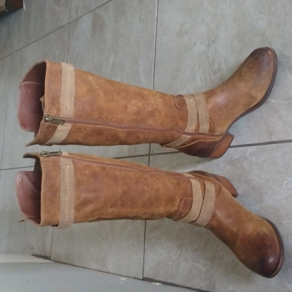 UGG Distressed Boots - Picture 7 of 16